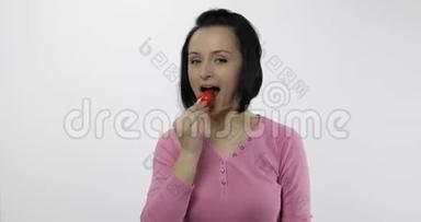 女人吃草莓说。 女孩先<strong>咬一口</strong>然后说想<strong>咬</strong>